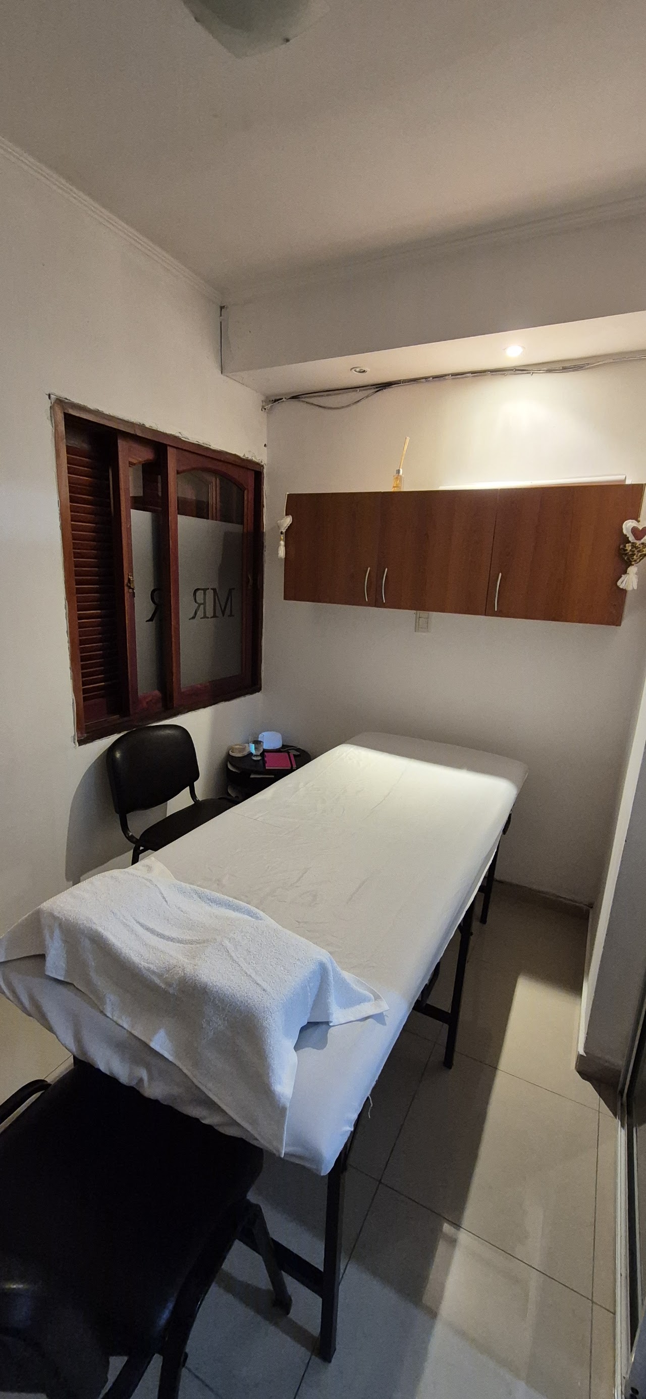 Sala de masaje serena y cálida de Masajes MR y Kinesiología Amalfi en Paraná